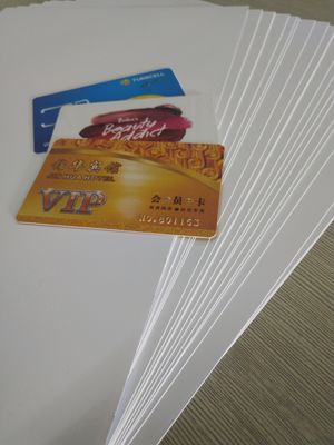 Vật liệu thẻ PVC in bấm với các đường cắt và vị trí