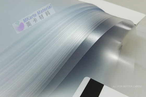 Phim Lớp phủ Pvc có độ bám dính cao Không thay đổi màu sắc đối với Thẻ Smard dán
