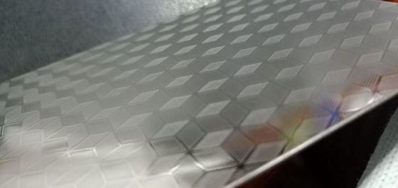 Tấm thép nhiều lớp có hoa văn hoặc kết cấu trong máy ép thẻ